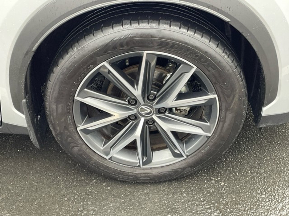 2025 Lexus LBX 1.5h EMOTION // Heated Mirrors // Power Folding Mirrors // Apple Carplay // Android Auto // Dual Zone Climate Control €42,945