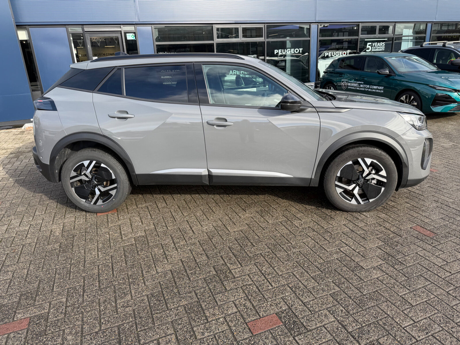 2025 Peugeot 2008 - image 3