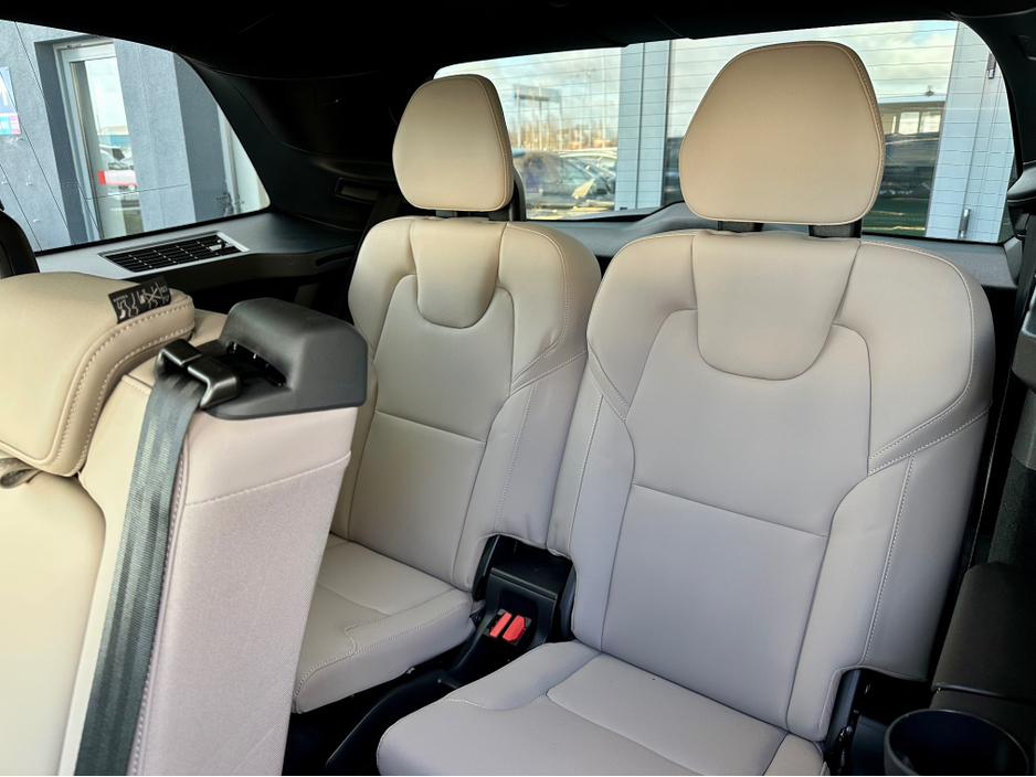2025 Volvo XC90 - image 11