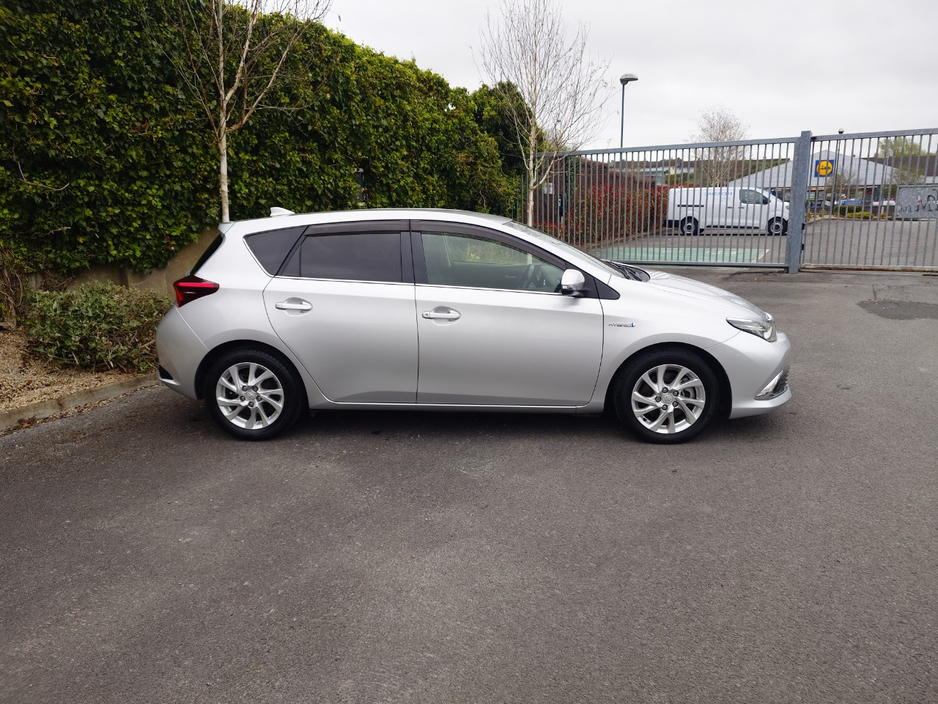2016 Toyota Auris - image 4
