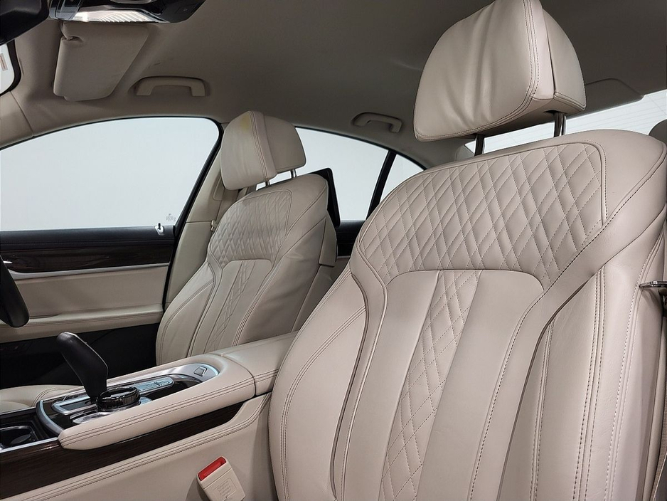 2020 BMW 7 Series - image 27