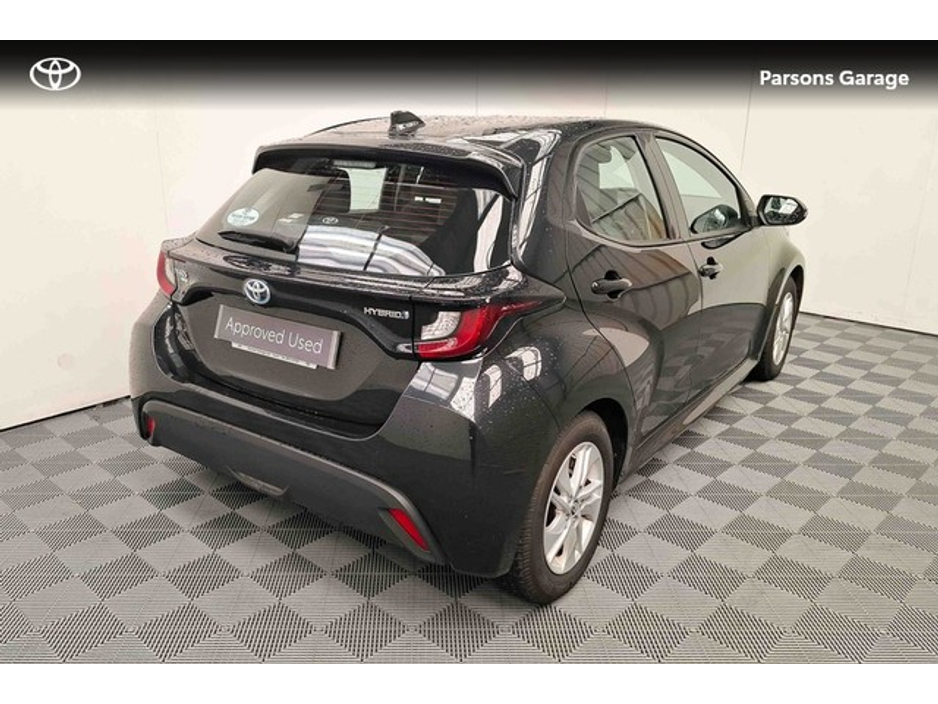 2023 Toyota Yaris - image 2