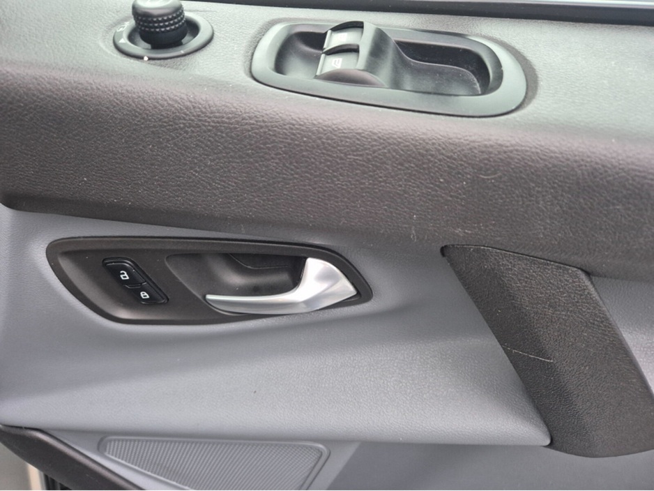 2015 Ford Transit Custom - image 10