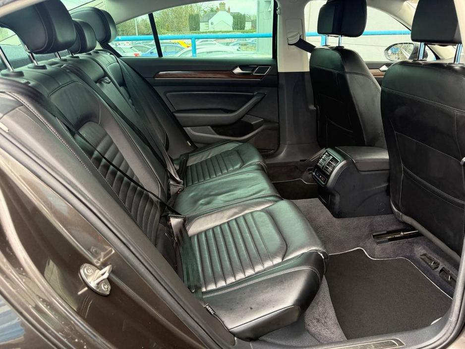 2018 Volkswagen Passat - image 8