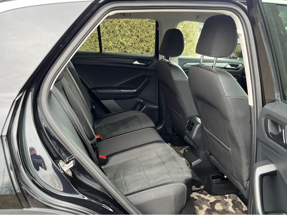 2023 Volkswagen T-Roc - image 10