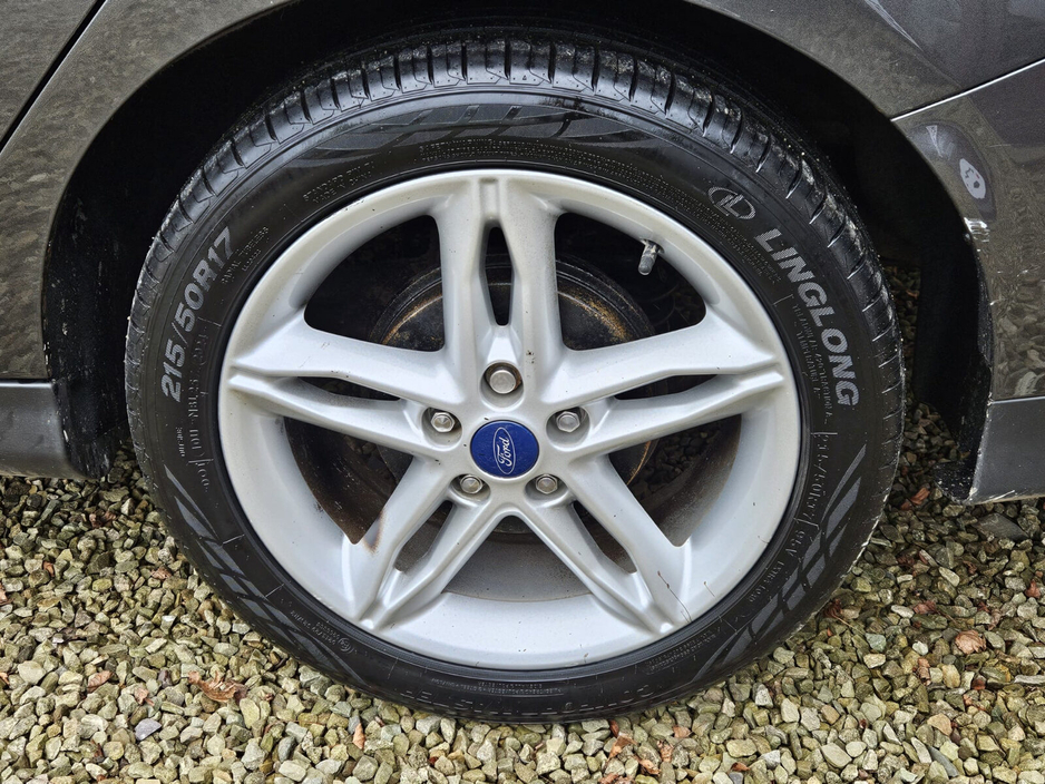 2017 Ford Focus - image 5