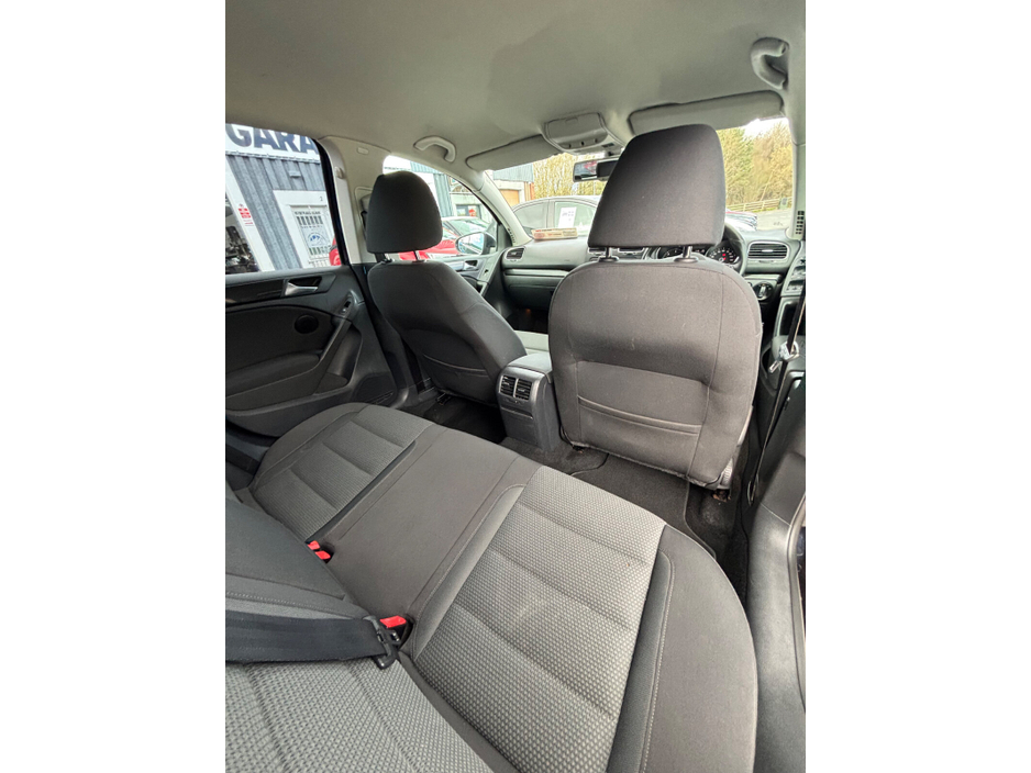 2010 Volkswagen Golf - image 20