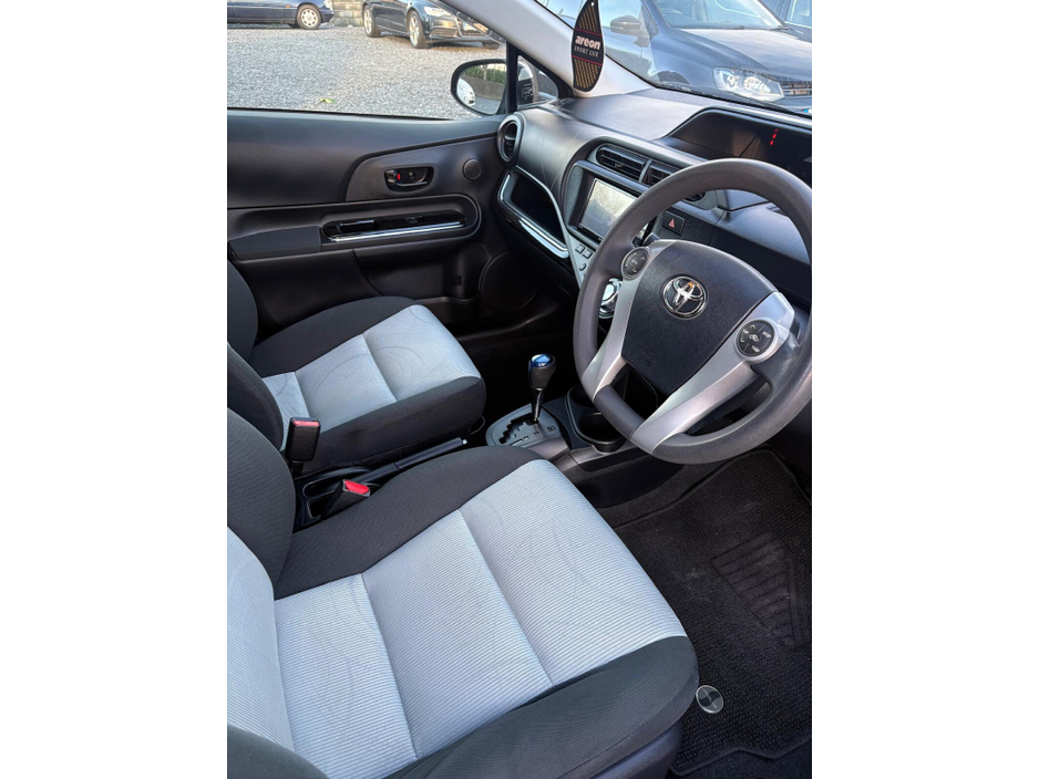 2014 Toyota Aqua - image 9