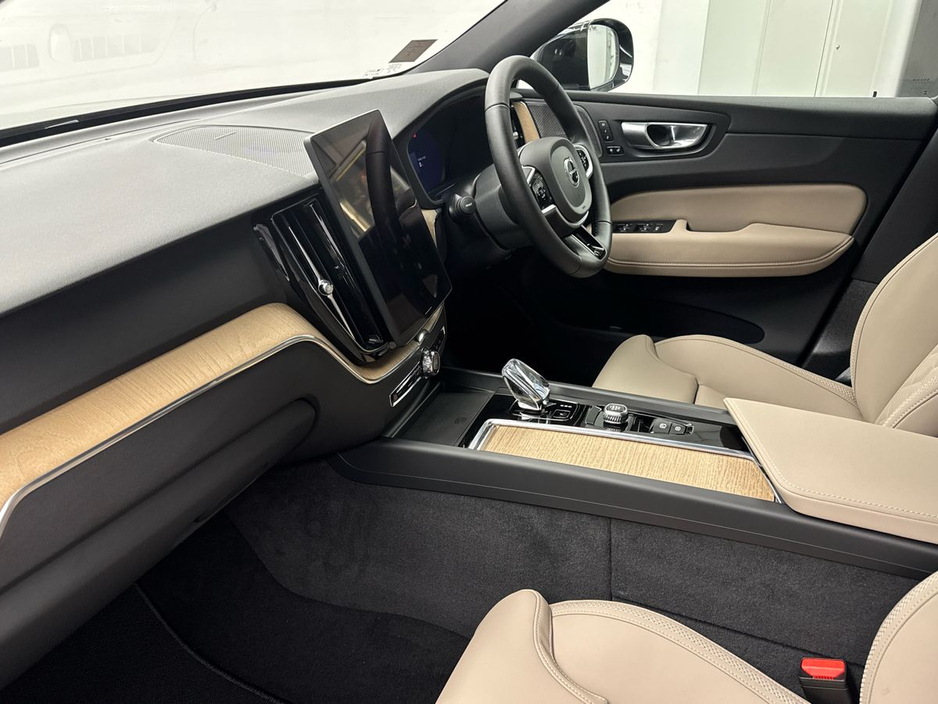 2026 Volvo XC60 - image 2