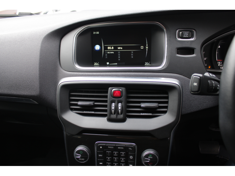 2016 Volvo V40 - image 13