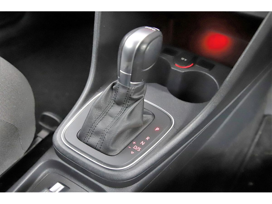 2015 Volkswagen Polo - image 23