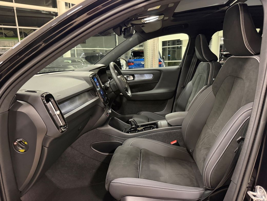 2023 Volvo XC40 - image 17