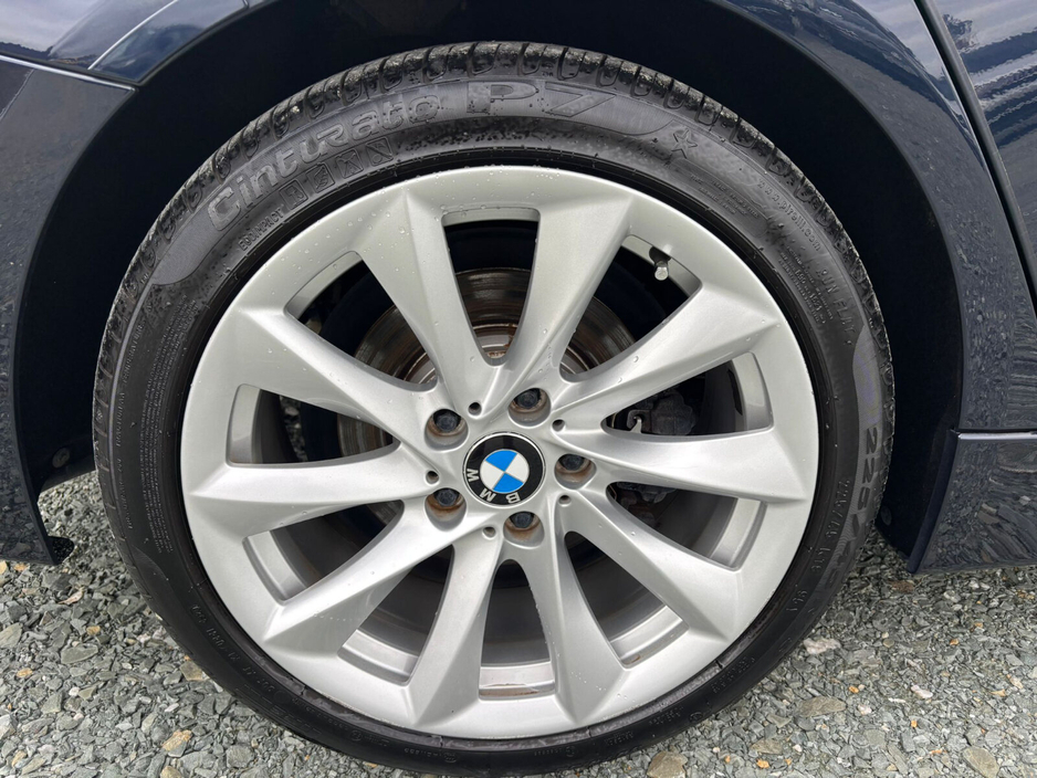 2016 BMW 3 Series - image 8