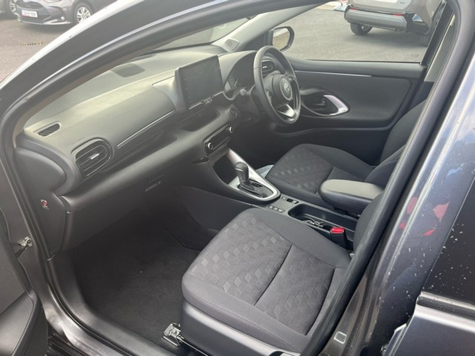 2025 Toyota Yaris - image 6