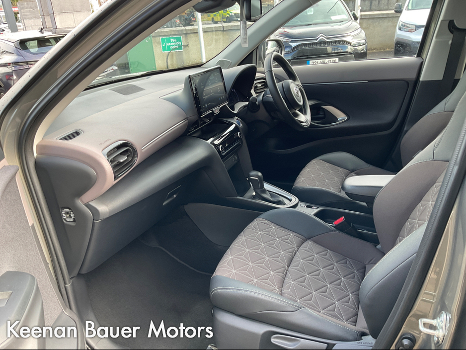 2023 Toyota Yaris - image 14