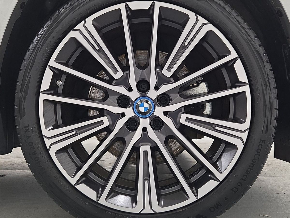 2025 BMW X1 - image 14