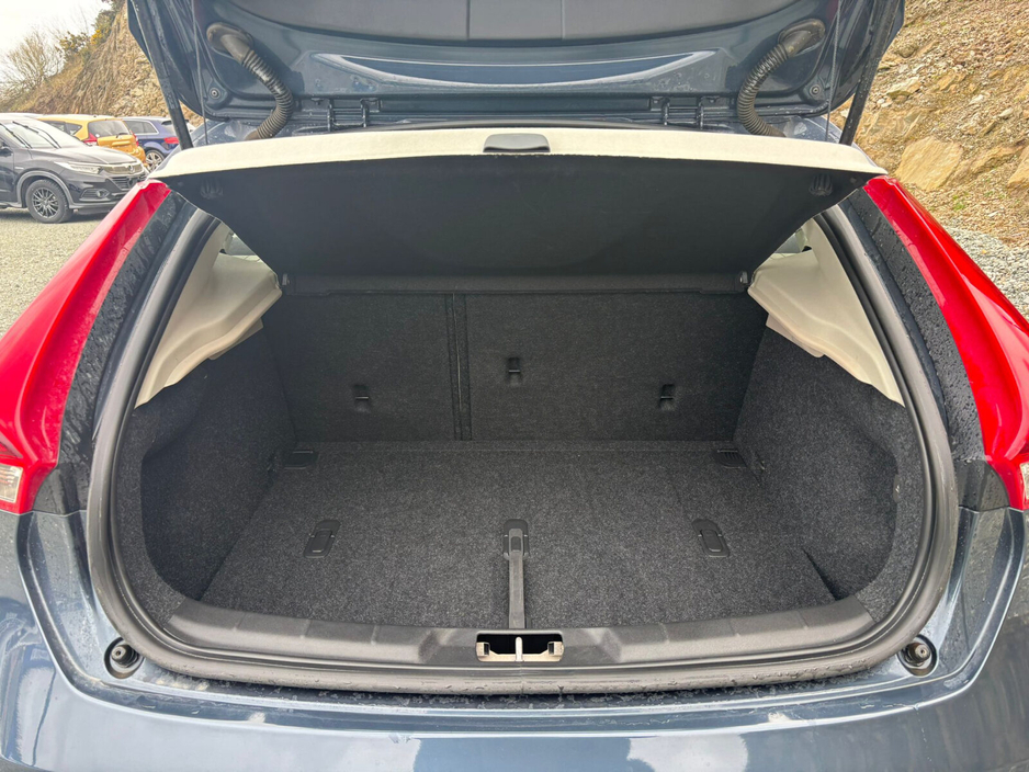 2019 Volvo V40 - image 7