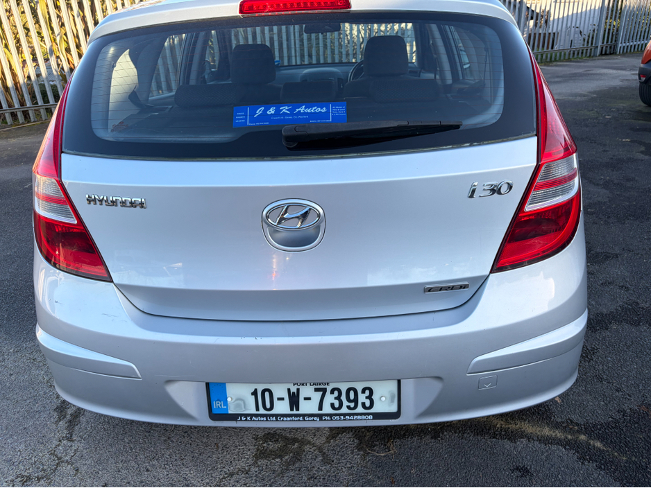 2010 Hyundai i30 - image 2