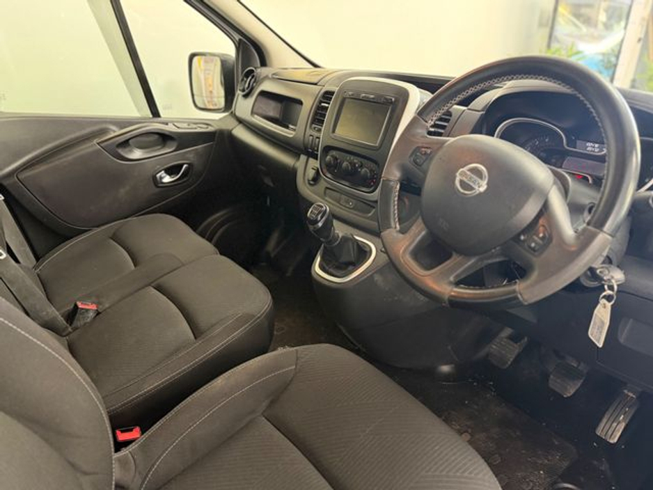 2020 Nissan NV300 - image 5