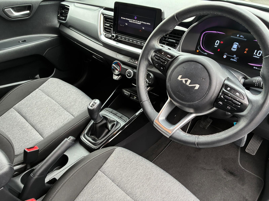 2025 Kia Stonic - image 4