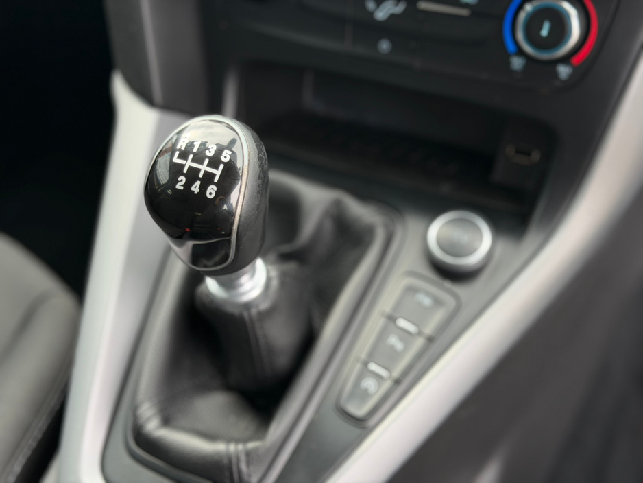 2016 Ford Focus - image 8