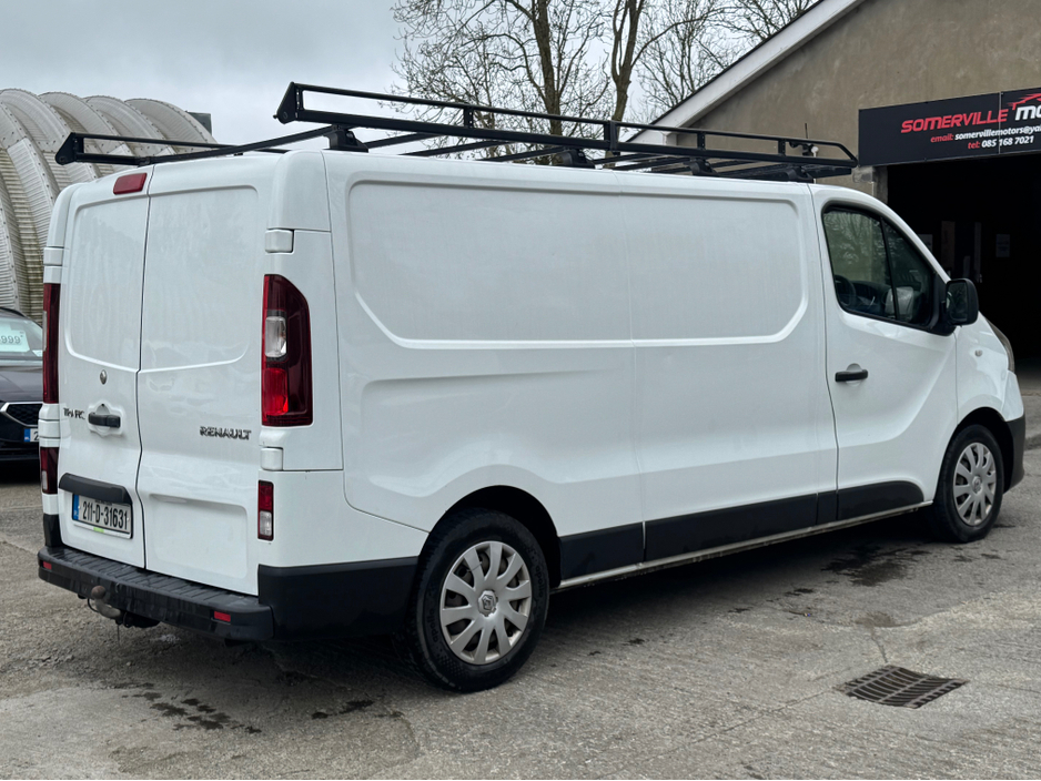 2021 Renault Trafic - image 5
