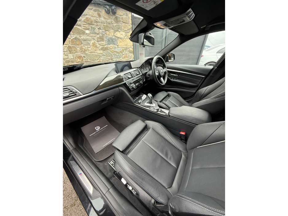 2017 BMW 3 Series - image 14