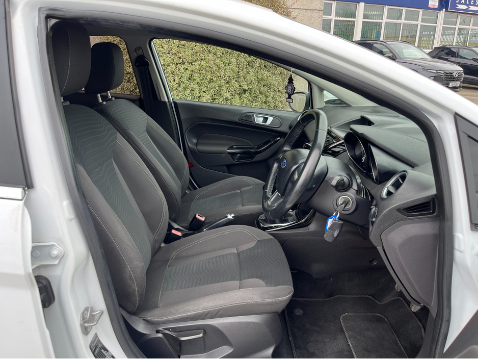2016 Ford Fiesta - image 10