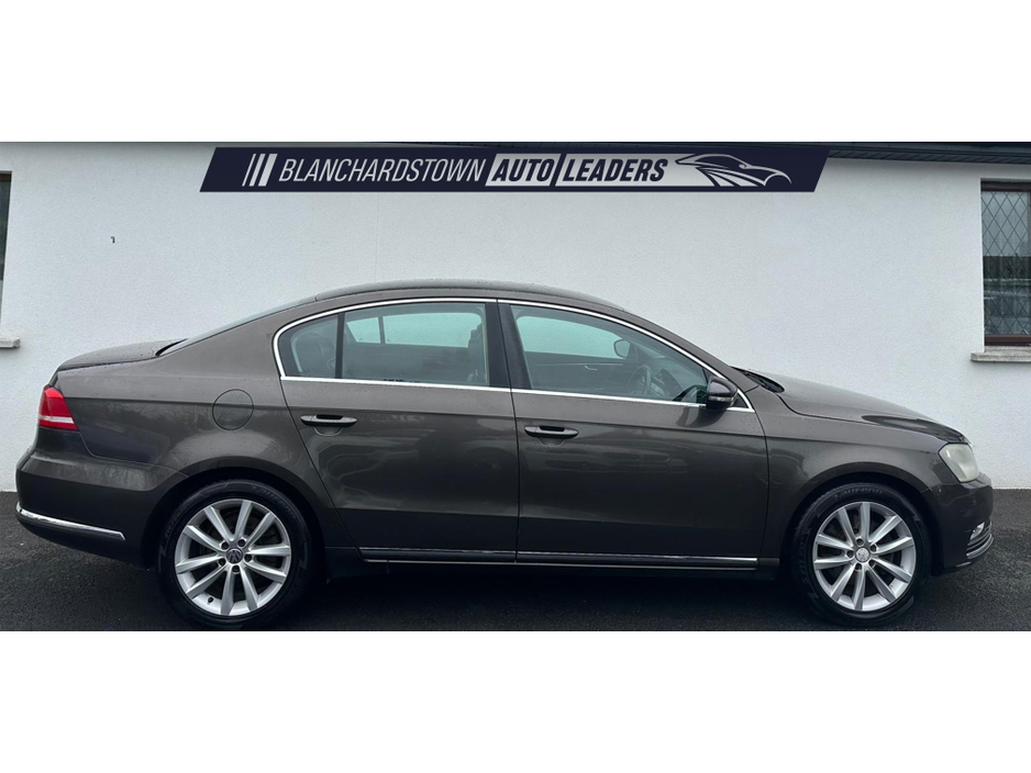 2012 Volkswagen Passat - image 9