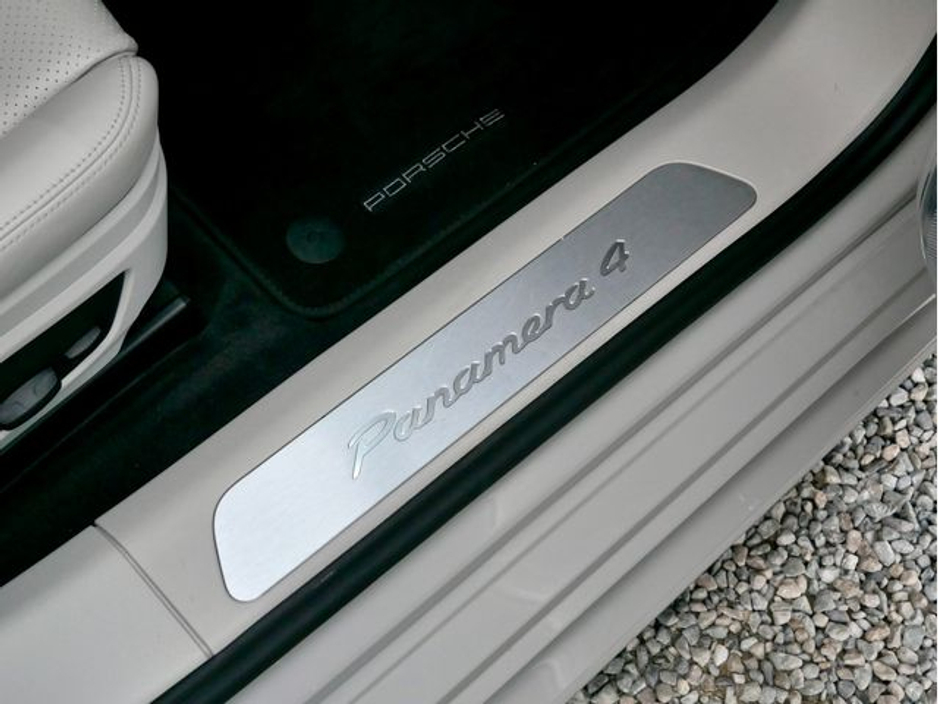 2023 Porsche Panamera - image 23