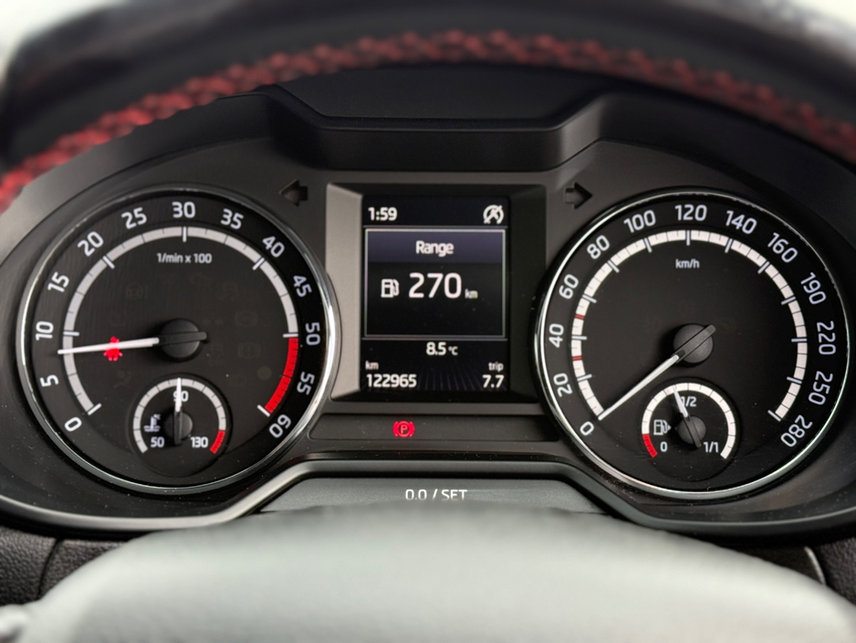 2016 Skoda Octavia - image 23