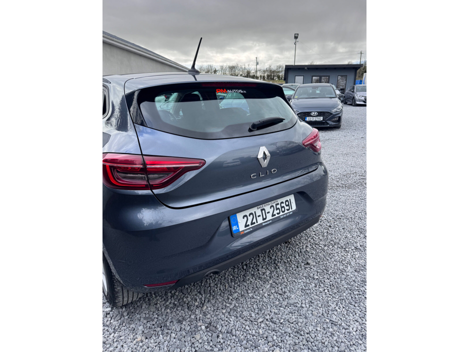 2022 Renault Clio - image 10