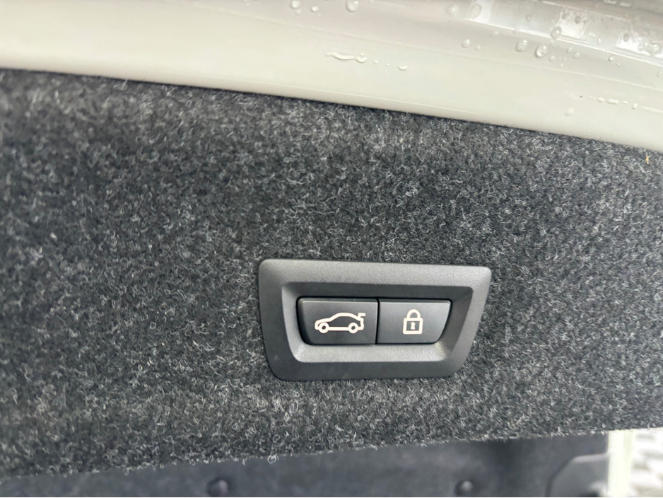 2021 BMW 3 Series - image 13