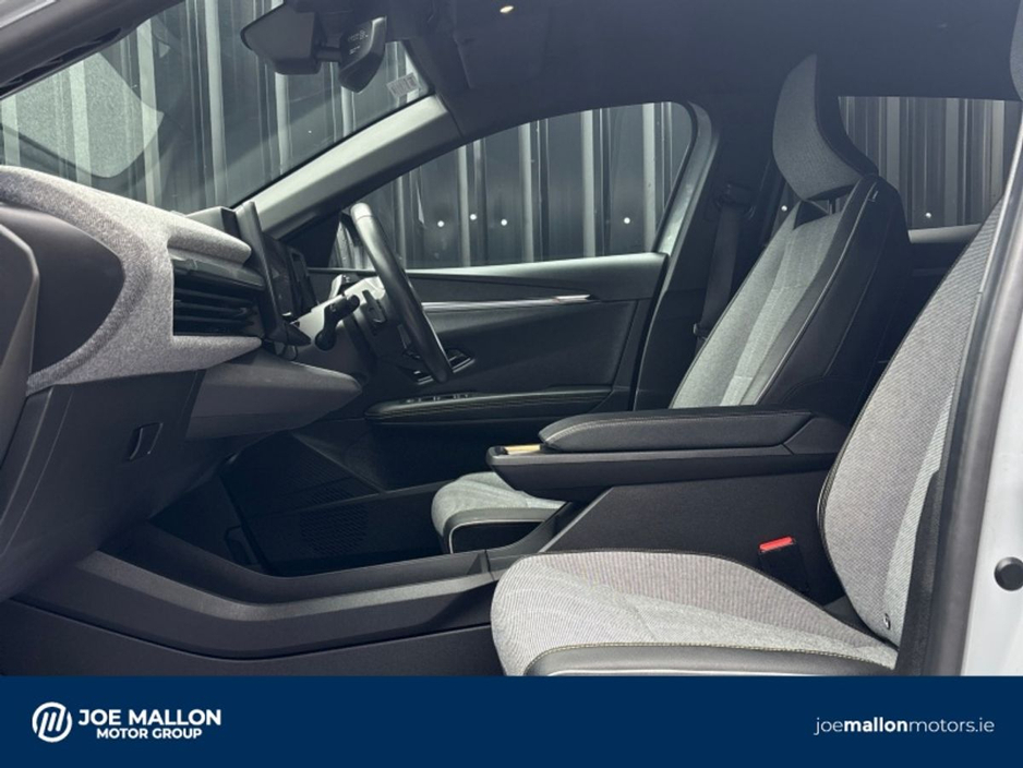 2023 Renault Megane E-Tech - image 8