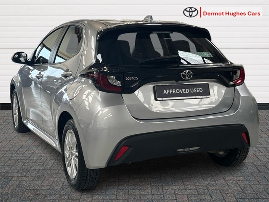 2024 Toyota Yaris - image 2