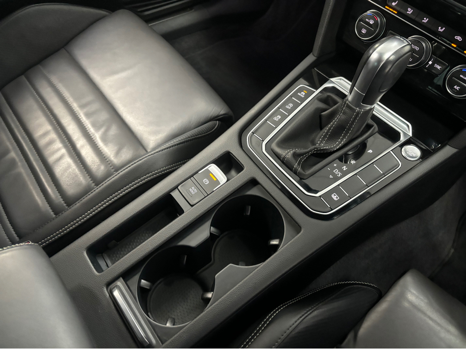 2017 Volkswagen Passat - image 10