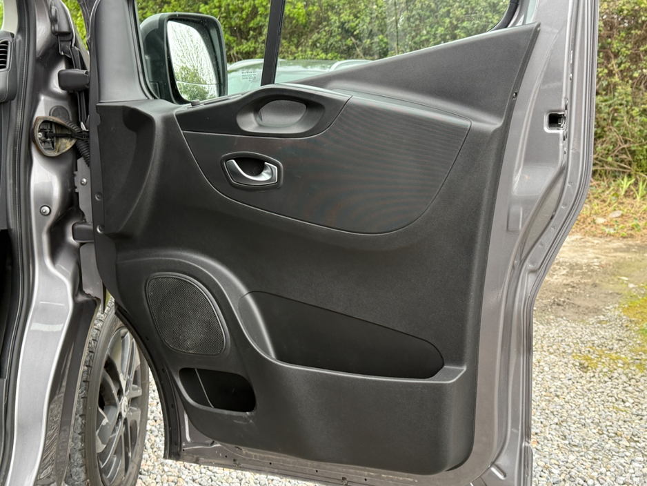 2021 Renault Trafic - image 15