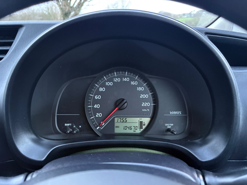 2014 Toyota Yaris - image 9