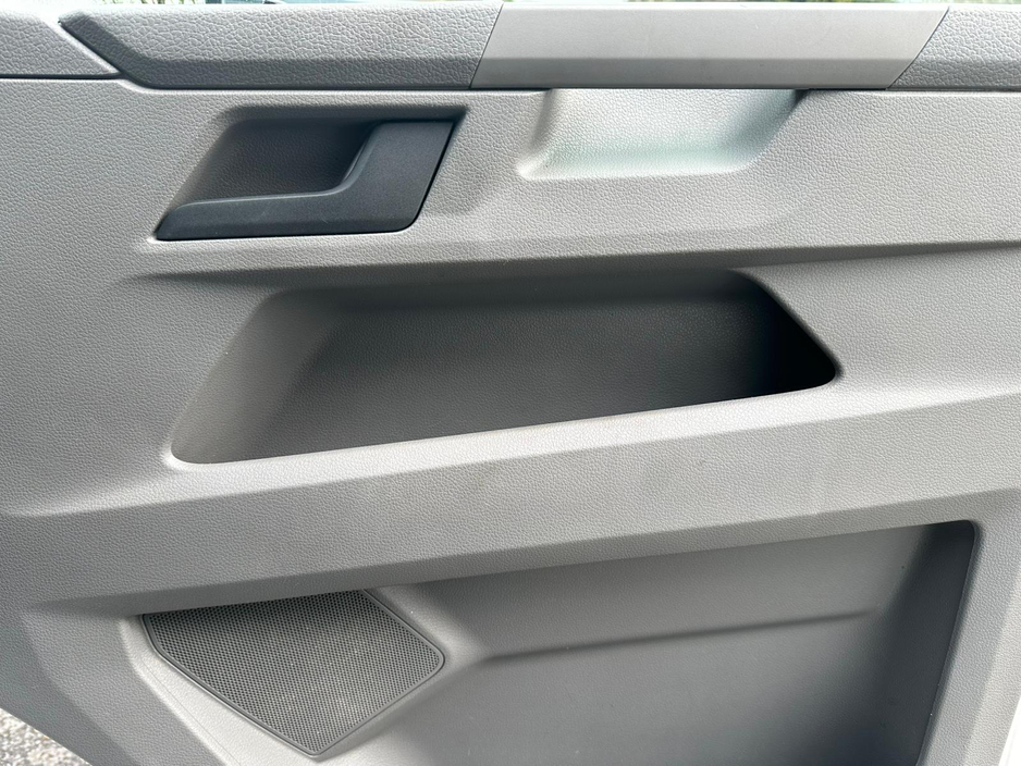2021 Volkswagen Transporter - image 24