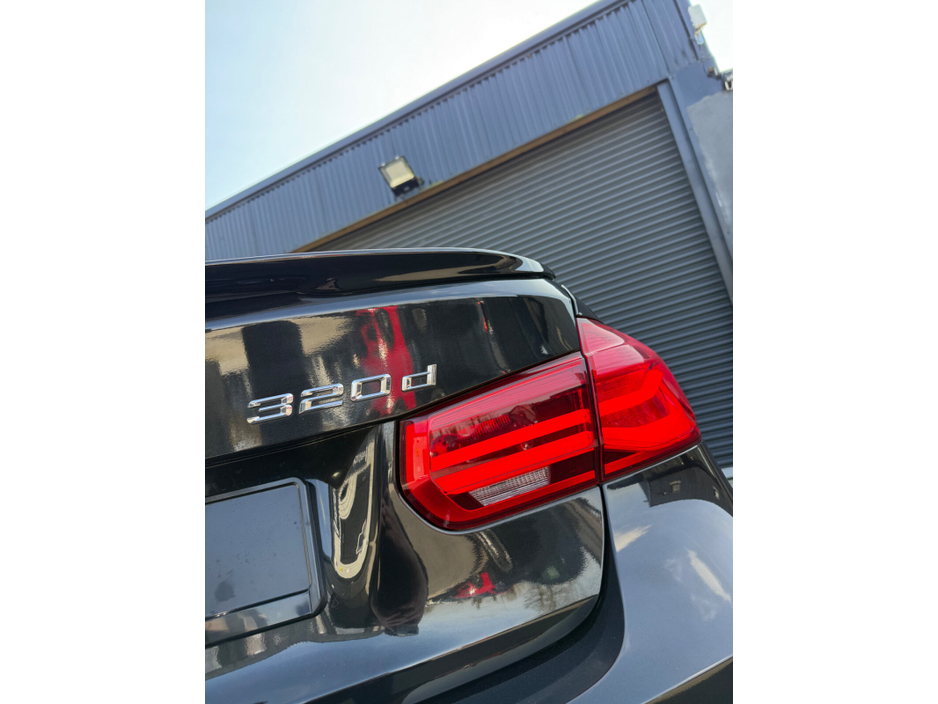 2016 BMW 3 Series - image 7