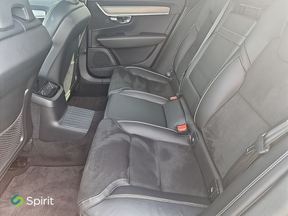 2021 Volvo V90 - image 5