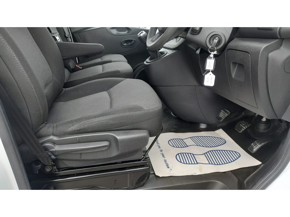 2021 Renault Trafic - image 6