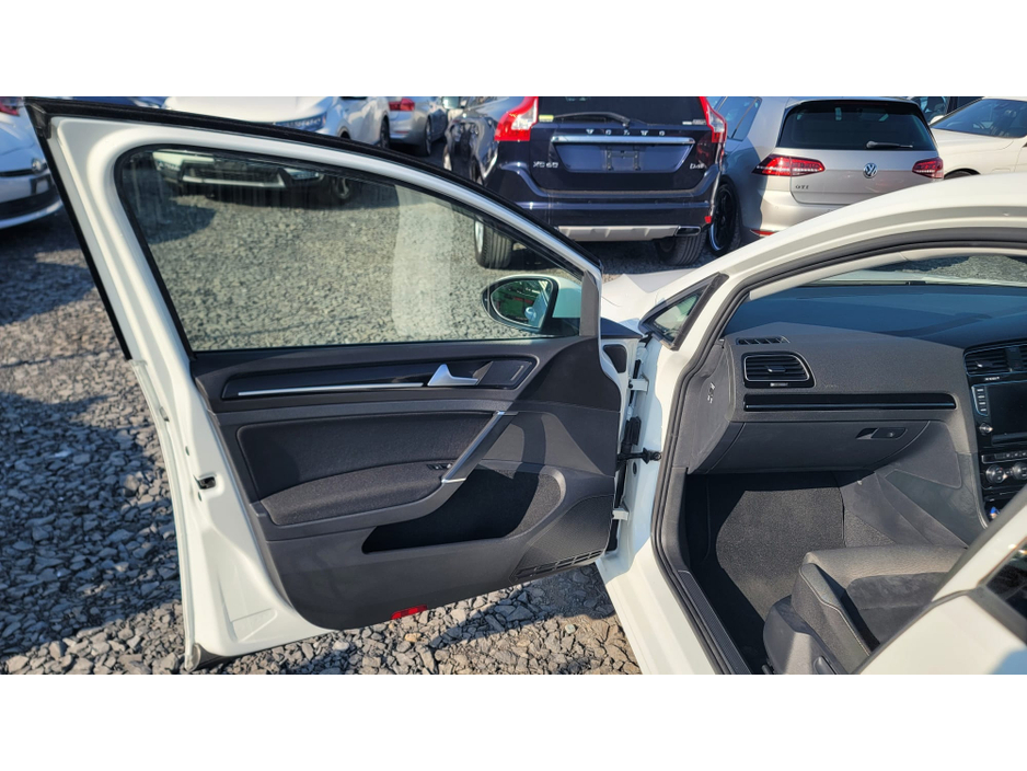 2014 Volkswagen Golf - image 12