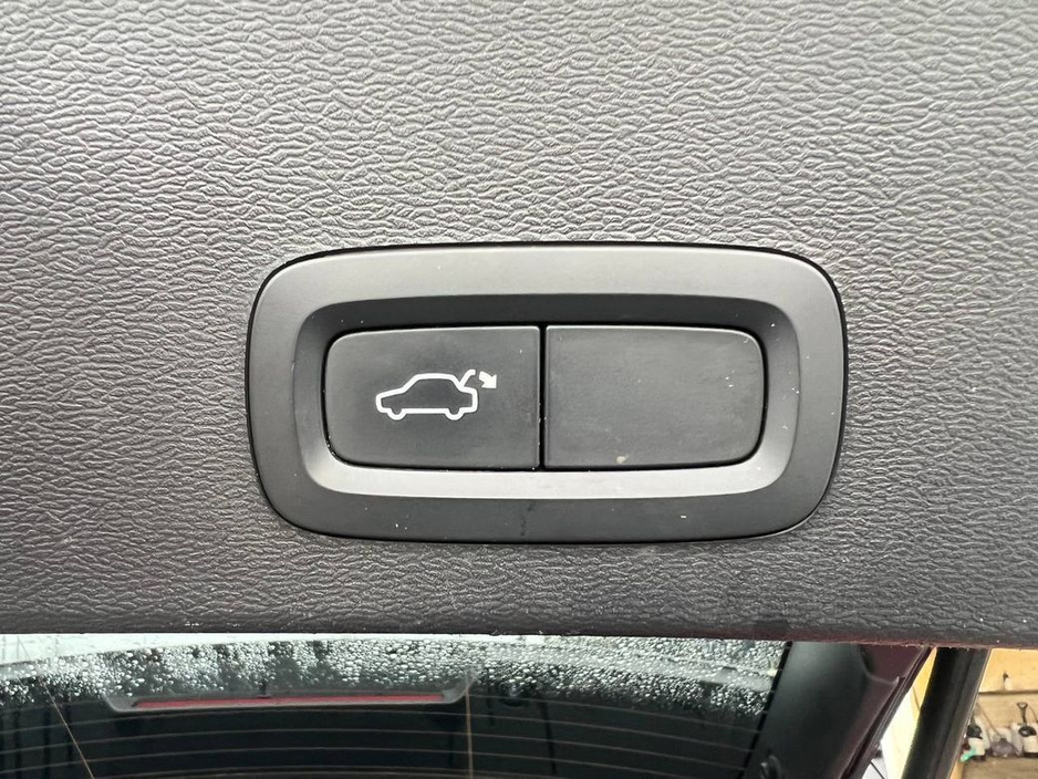 2022 Volvo XC40 R-DESIGN T4 1.5 HYBRID // SERVICE HISTORY // DIAMOND CUT ALLOYS // PARKING SENSORS €27,900