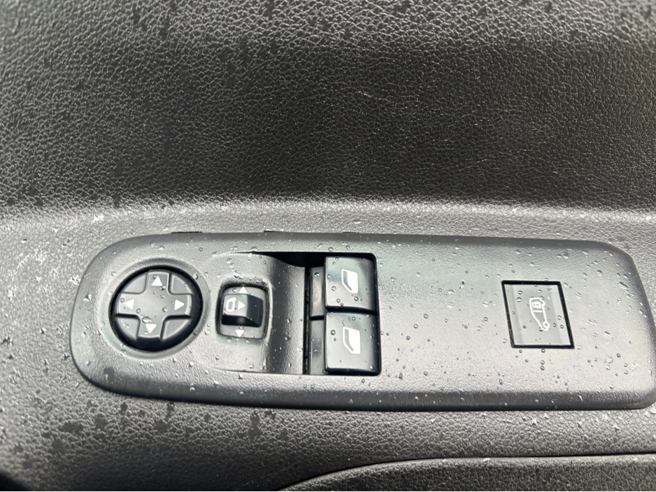 2021 Peugeot Partner - image 11