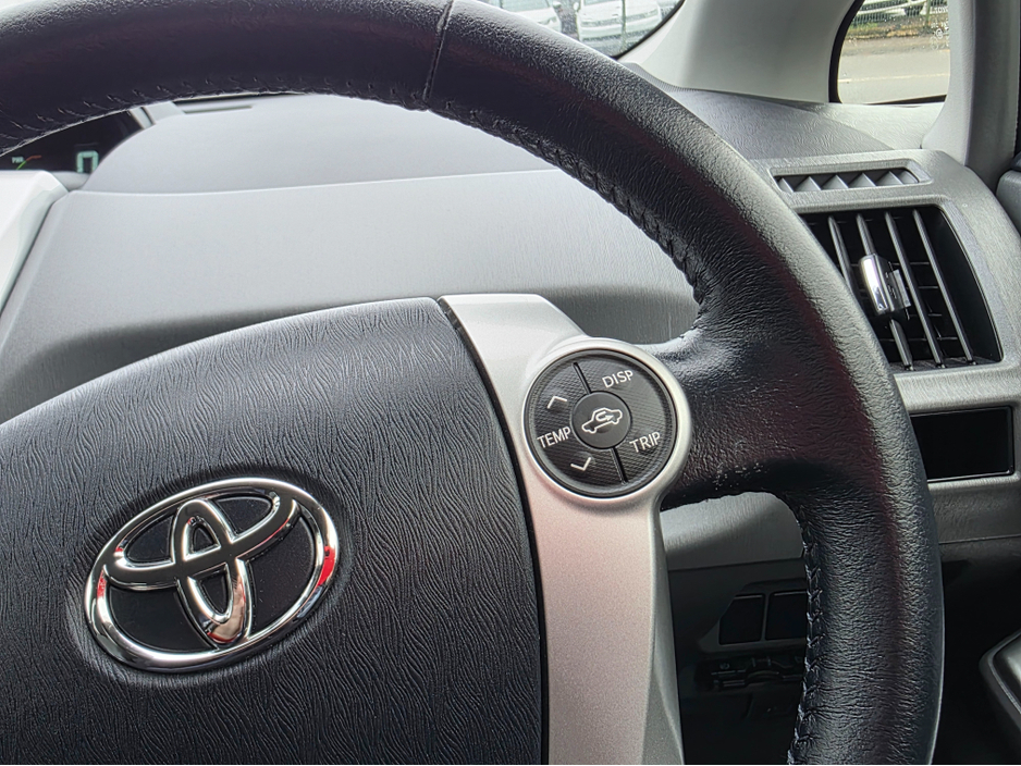 2013 Toyota Prius Alpha - image 20