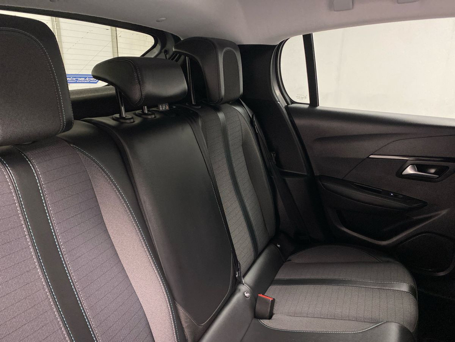 2022 Peugeot 208 - image 10