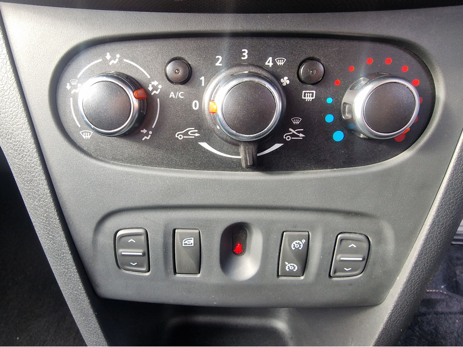 2018 Dacia Sandero - image 18