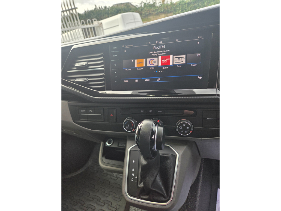 2022 Volkswagen Transporter - image 9