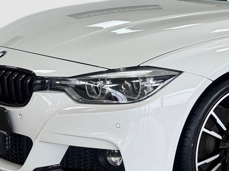 2016 BMW 3 Series - image 9